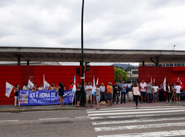 La CIG celebra una manifestación ante la sede de PSA en Vigo