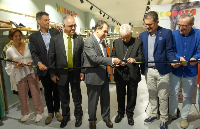 Inauguración de la tienda de Vigo Koopera Store, de Cáritas