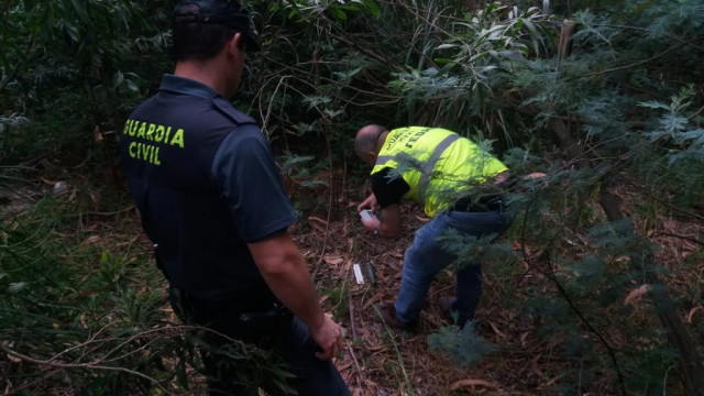 Efectivos de la guardia civil con un artefacto