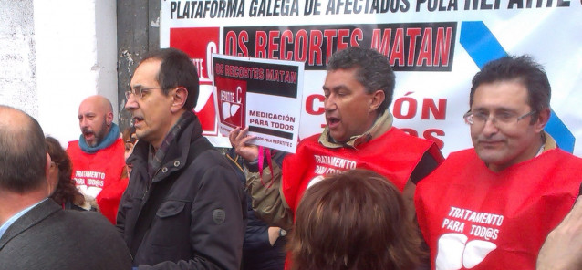 Enfermos de hepatitis C protestan ante el Parlamento 25/2/2015