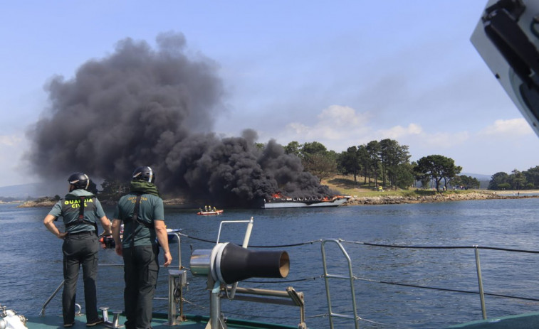 Al menos dos heridos graves en el incendio de un catamarán turístico