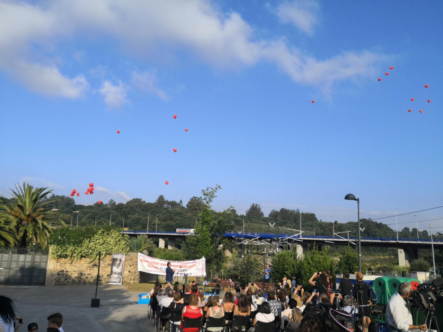 Globos en el homenaje por los cinco años del accidente de Angrois