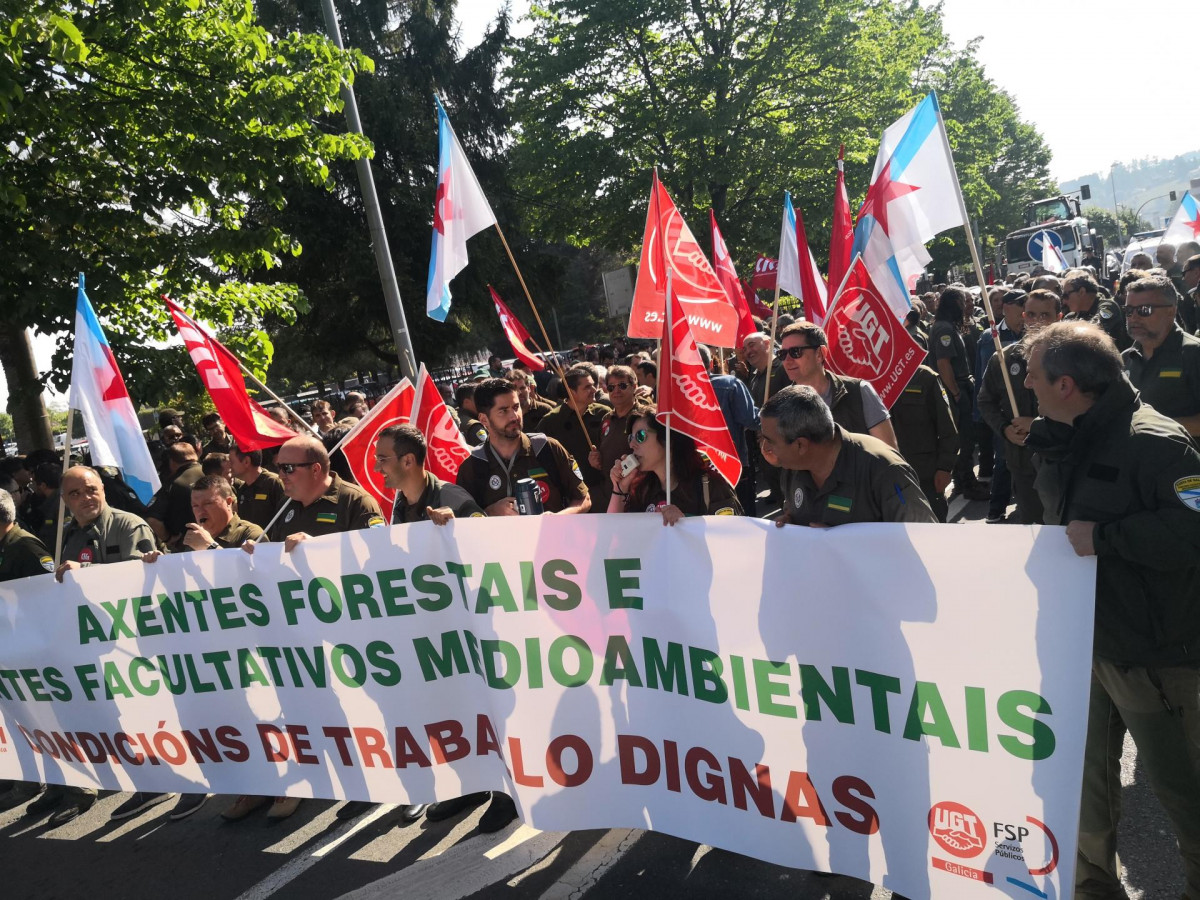Agentes forestales y medioambientales en una marcha en Santiago