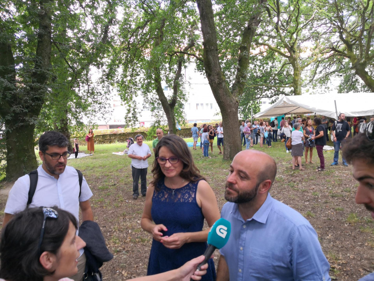 El portavoz de En Marea, Luís Villares, junto a Mónica Oltra