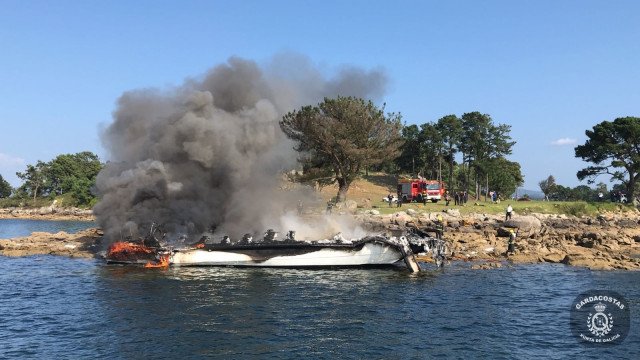 Incendio en un catamarán en Illa da Toxa, O Grove (Pontevedra)