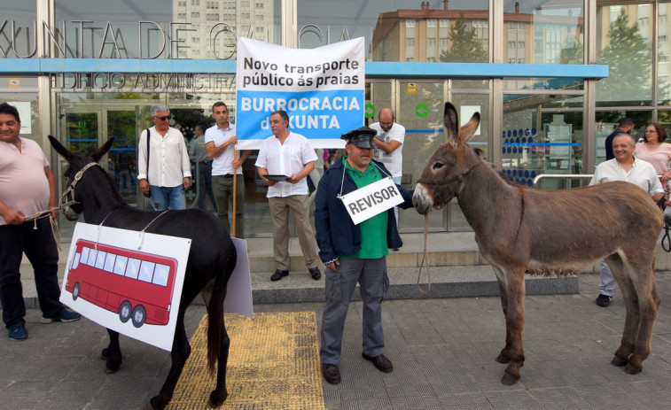 VÍDEO: Alcalde se presenta con tres burros en la Xunta para protestar contra la 
