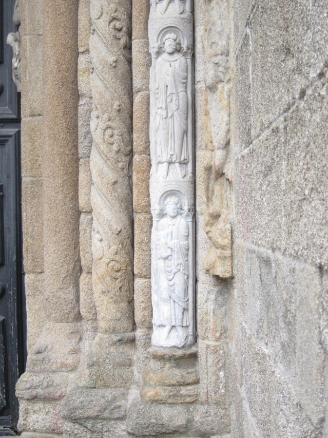Escultura de la Catedral de Santiago limpiada tras pintada