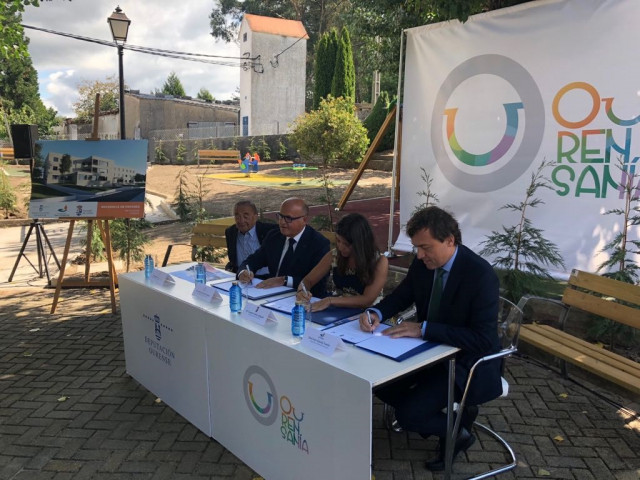 Firma convenio para residencia en Lobios