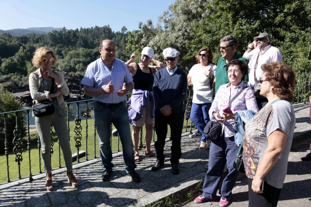 Nava Castro visita Arbo con motivo de la Fiesta de la lamprea