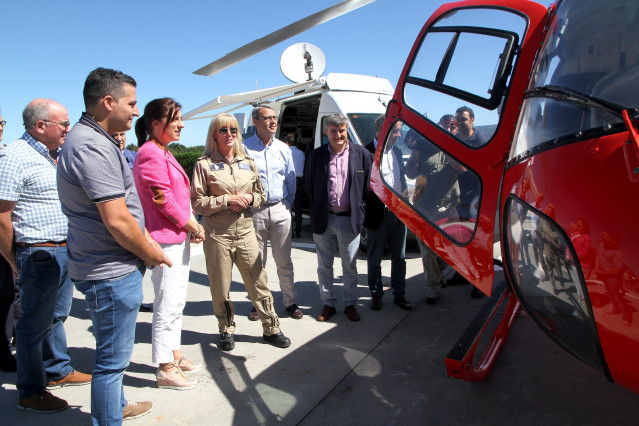 Visita de Ángeles Vázquez a la base aérea contra los incendios de Silleda.