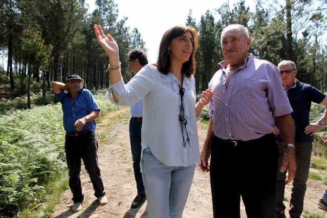 ÞÁngeles Vázquez visita la asociación Amicos