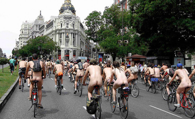 Ruta nudista en bicicleta contra el racismo
