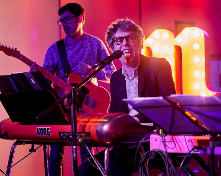 Iván Ferreiro homenajea a Golpes Bajos en su nuevo disco