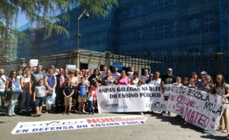 Manifestación ante la Xunta por el cierre de la Escuela Unitaria de San Mateo por 3 inscripciones