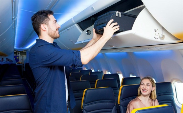 ¿Puede Ryanair cobrarnos hasta 10€ por el equipaje de mano?