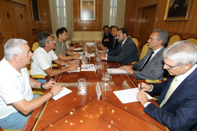 El ministro de Fomento, José Luis Ábalos, se reúne con las víctimas del Alvia