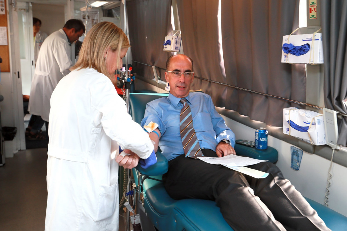 Vázquez Almuiña dona sangre al final de la campaña de Ados 'Verano 2018'.