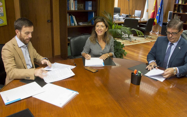 Firma convenio conselleira Beatriz Mato y rector Julio Abalde