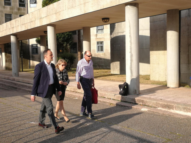 La directora técnica de Adif, Esther Mateo, entra en los juzgados de Santiago