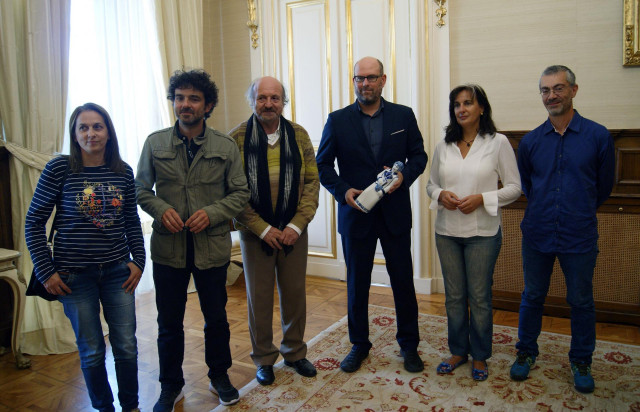 Martiño Noriega con representantes del libro gallego