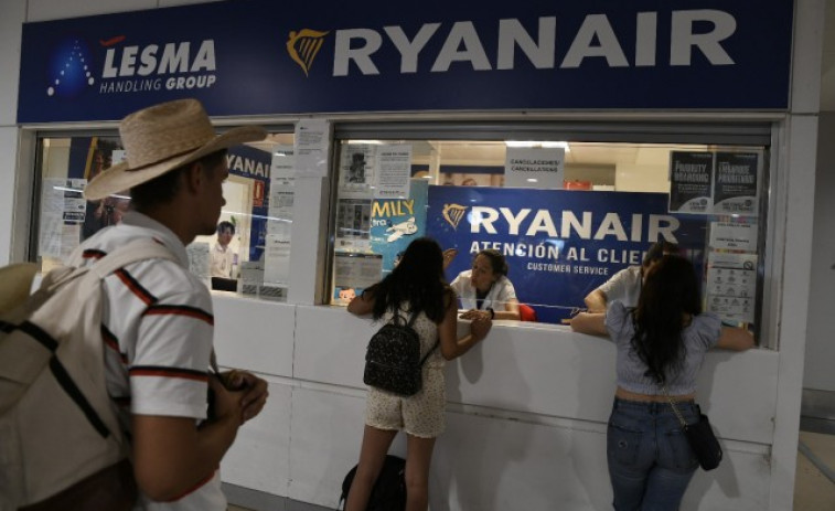 Una docena vuelos afectados por la huelga de tripulantes de cabina de Ryanair en el aeropuerto de Santiago