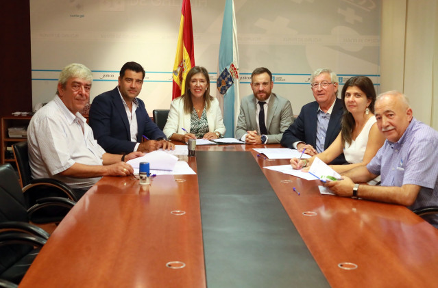 Firma del acuerdo de cesión de competencias entre Beatriz Mato y regidores.