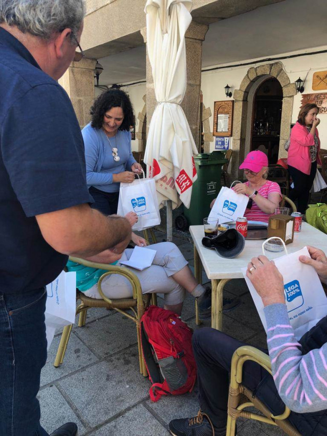 Np E Fotografías: Medio Rural Promociona O Selo Galega 100% Entre Os Peregrinos