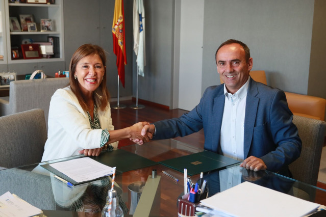 A Conselleira De Medio Ambiente E Ordenación Do Territorio, Beatriz Mato Recibir