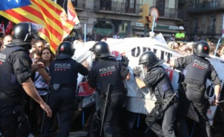 Los Mossos cargan contra los independentistas que trataban de impedir la manifestación de Jusapol en Barcelona