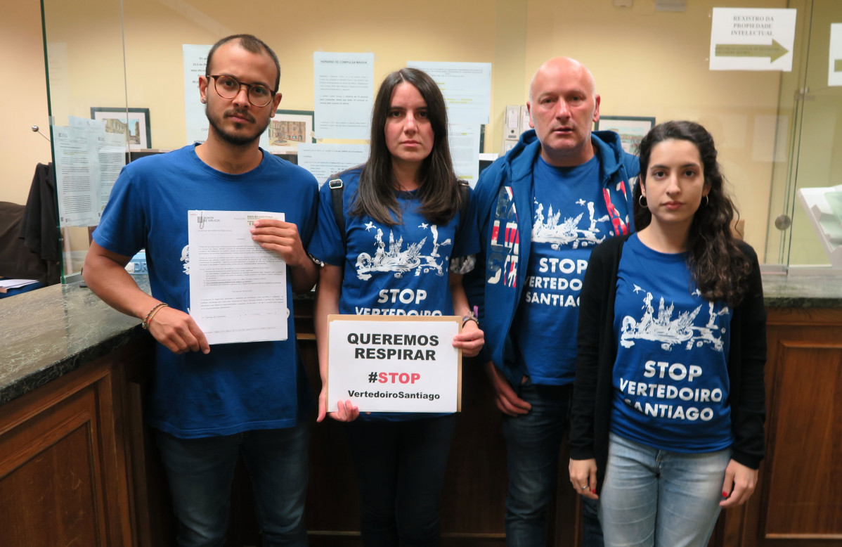 Miembros de la plataforma Miramontes entregan firmas contra el vertedero