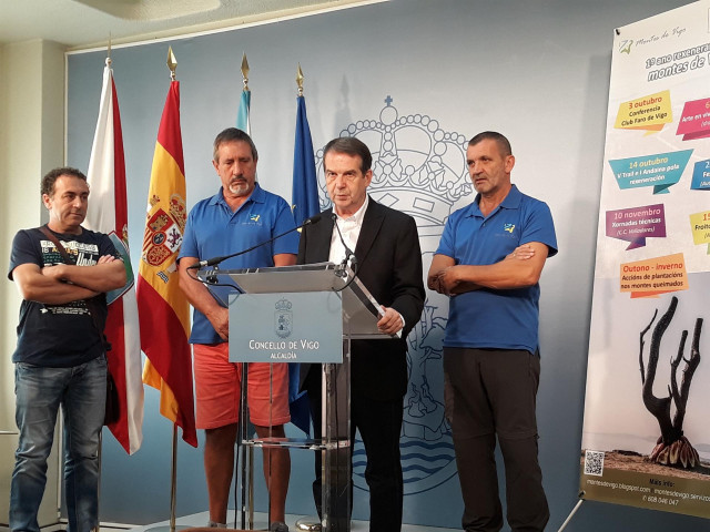 Abel Caballero en rueda de prensa con representantes de Montes de Vigo