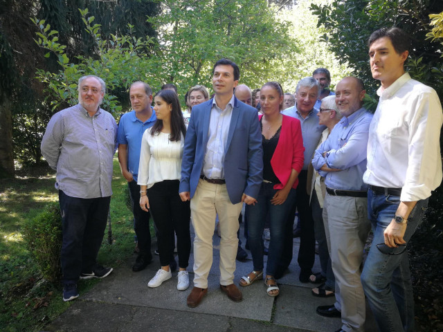 El secretario xeral del PSdeG, Gonzalo Caballero, en una reunión de diputados