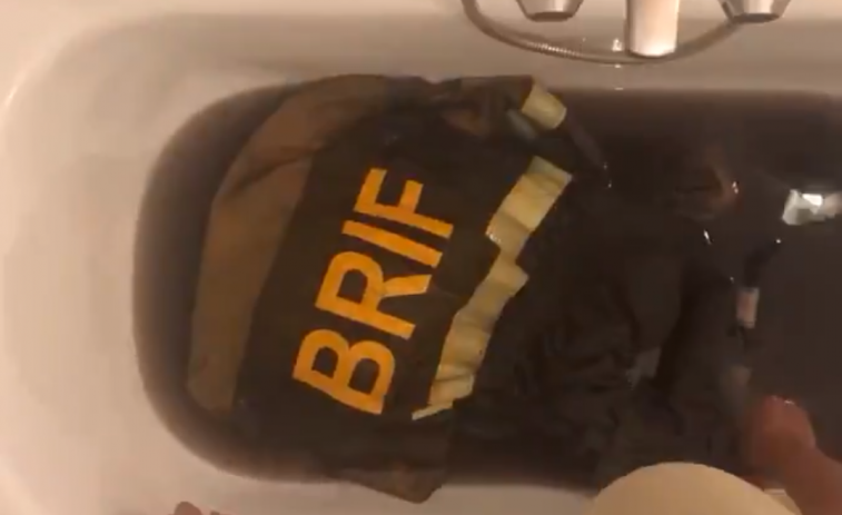 (VIDEO) Así quedan los trajes antiincendios después de luchar contra el fuego