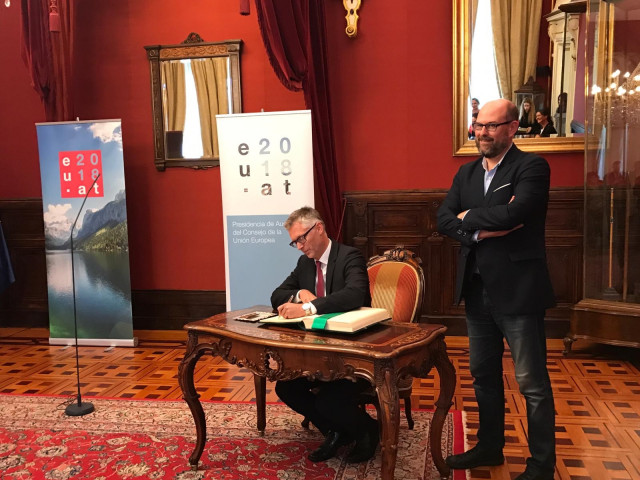 Firma del Libro de Honor, embajador de Austria junto al alcalde