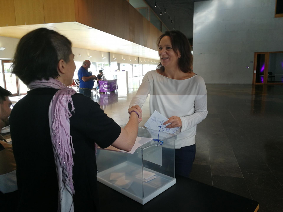 Carolina Bescansa votando en las primarias de Podemos Galicia