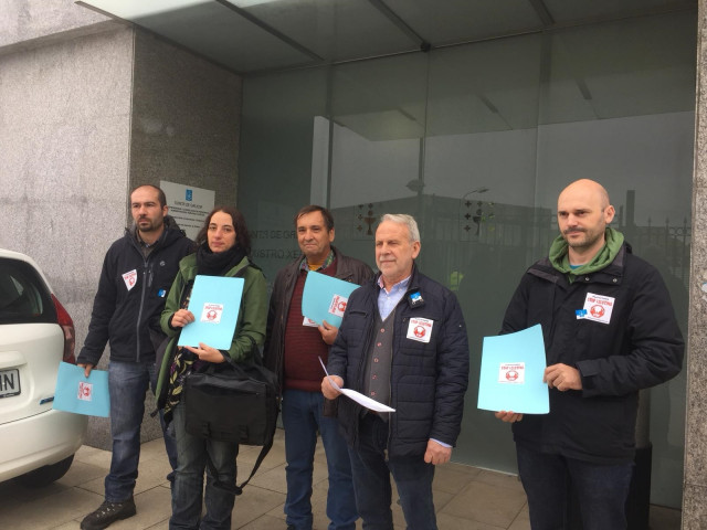 Representantes de Stop Velutina, ante el registro de la Xunta
