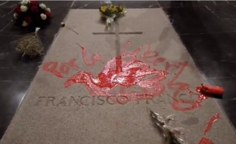 ​El gallego que pintó la tumba de Franco “no atentó contra el sentimiento religioso” según el juzgado