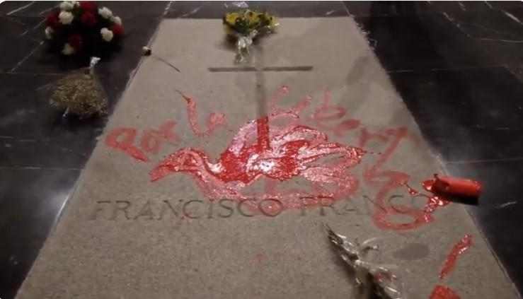 Arrojan pintura roja sobre la tumba de Franco en el Valle de los Caídos