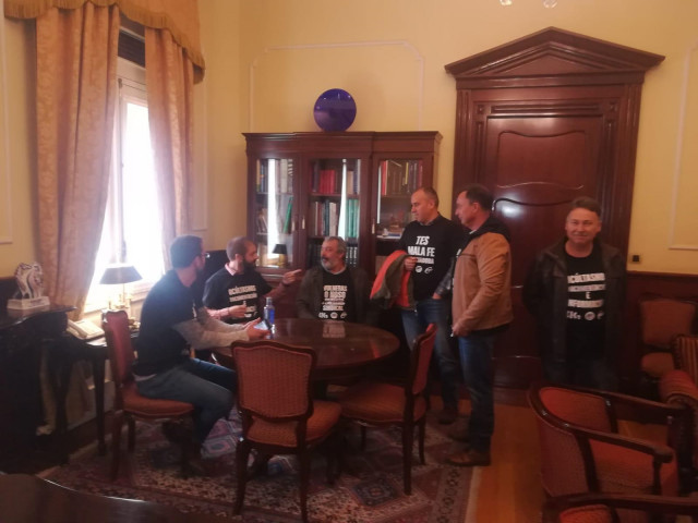 Empleados del Ayuntamiento de Ferrol se encierran en el despacho del alcalde