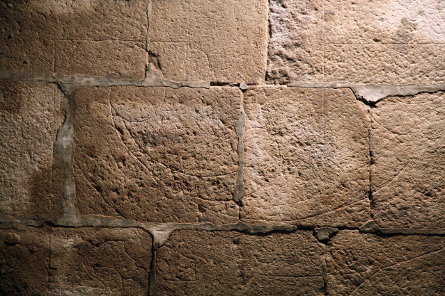 Libro sobre las monteas encontradas en una iglesia en Santiago