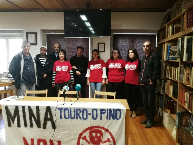 Integrantes de la Plataforma contra la Mina de Touro