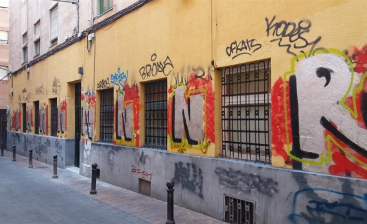 Un grafitero arrepentido termina dejando la pared 