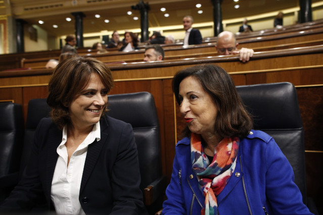 Dolores Delgado y Margarita Robles, en el Pleno del Congreso