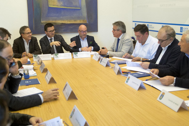 El conselleiro, José González, con alcaldes de varios ayuntamientos