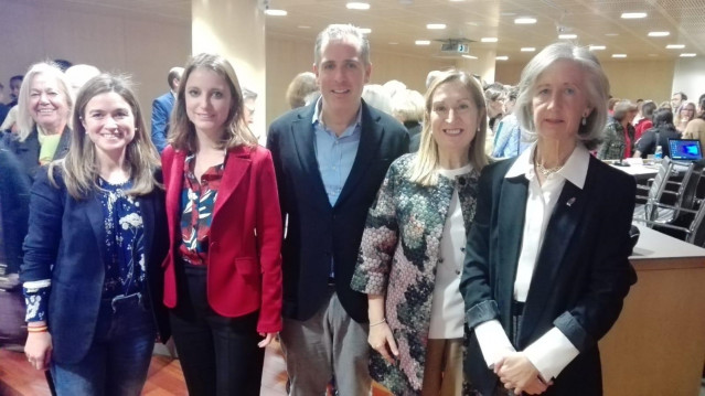 Andrea Levy junto a Ana Pastor y otros cargos del PP de Pontevedra