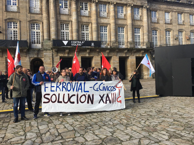 Personal de los centros cívicos se manifiesta frente al Ayuntamiento de Santiago