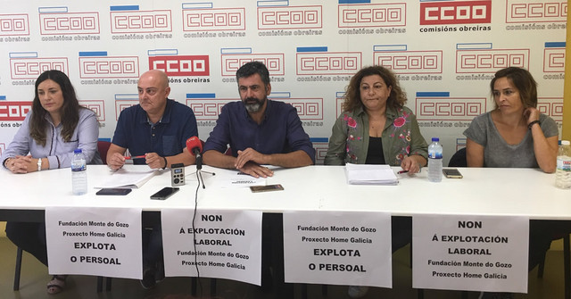 Proxecto home proyecto hombre  No centro, Juan Zas e Ramon Sarmiento (CCOO), acompanados por delegadas de persoal na Fundacion Version1