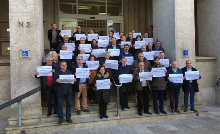 Treinta alcaldes y ediles protestan ante la Diputación por 
