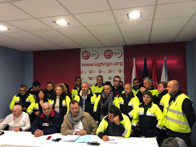 Trabajadores de la 'zona azul' con representantes de UGT en su sede.