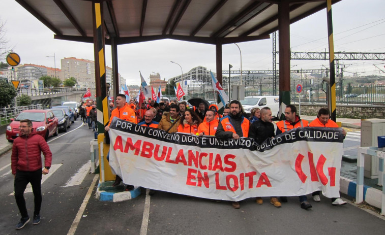 Operarios de las ambulancias culpan a la Xunta de su precariedad